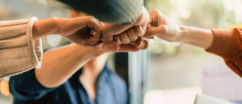 Fäuste treffen sich um Praxispartner zu werden
