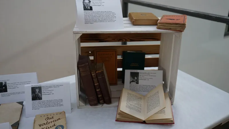 Mehrere Bücher und Objekte auf einem Tisch
