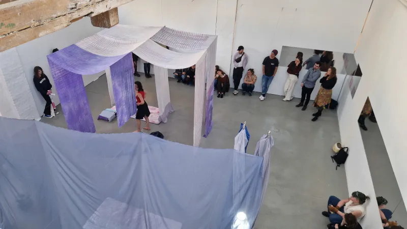 Künstlerische Performance, Menschen schauen zu