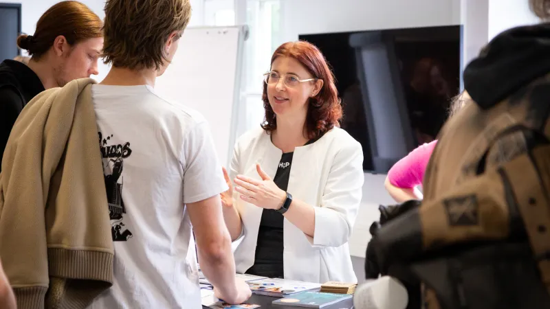 Eine Mitarbeiterin der Studienberatung im Gespräch mit Studierenden