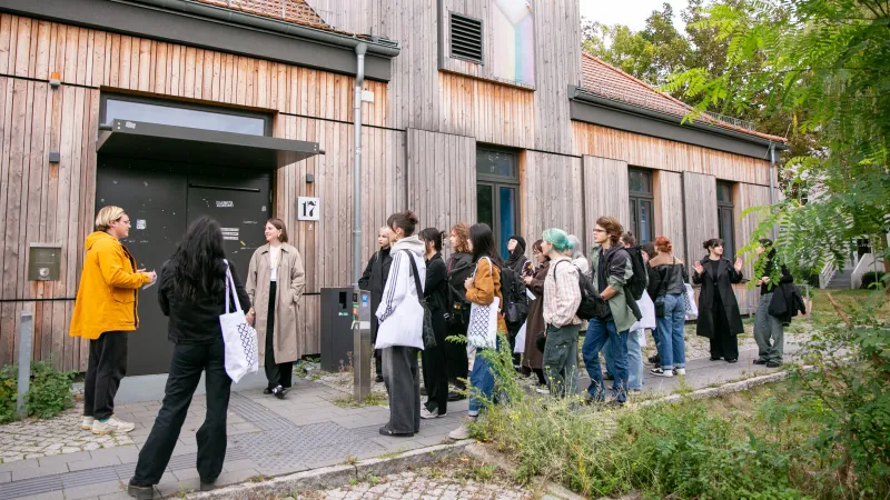 Campusführung mit internationalen Studierenden vor Haus 17