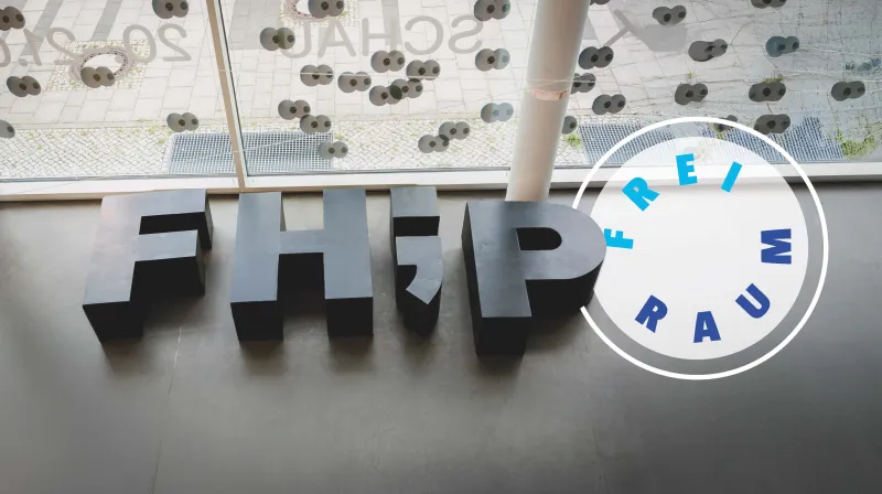 Buchstaben FHP als Sitzgelegenheit