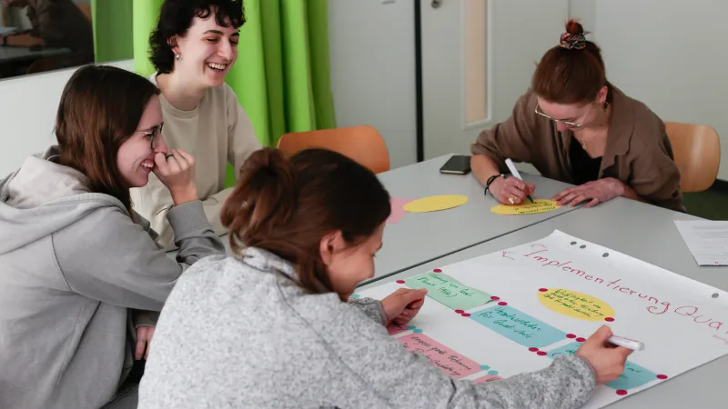 Studierende arbeiten gemeinsam an einer Präsentation