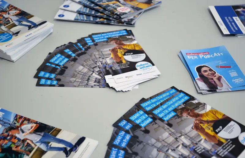 Flyer zum Thema Auslandspraktikum liegen auf einem Tisch