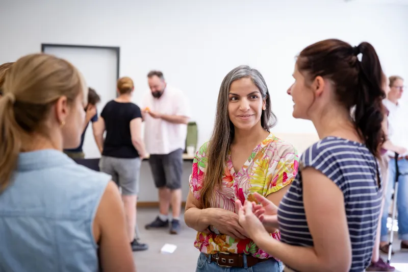 Teilnehmende im Seminarraum