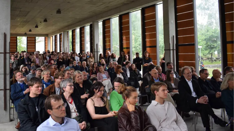 Feier mit mehreren Menschen im Solarpavillon