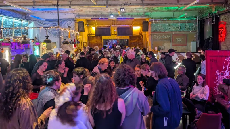 Feier mit mehreren Menschen im Casinosaal
