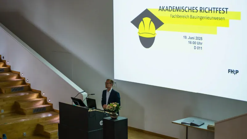 Person spricht im Hörsaal