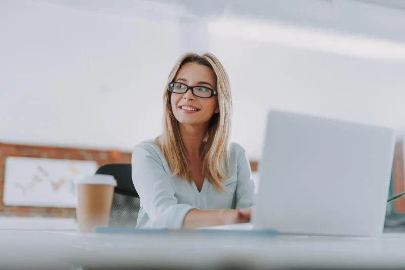 Frau mit Sehhilfe am Arbeitsplatz