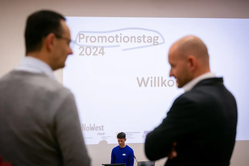 Zwei Personen im Gespräch