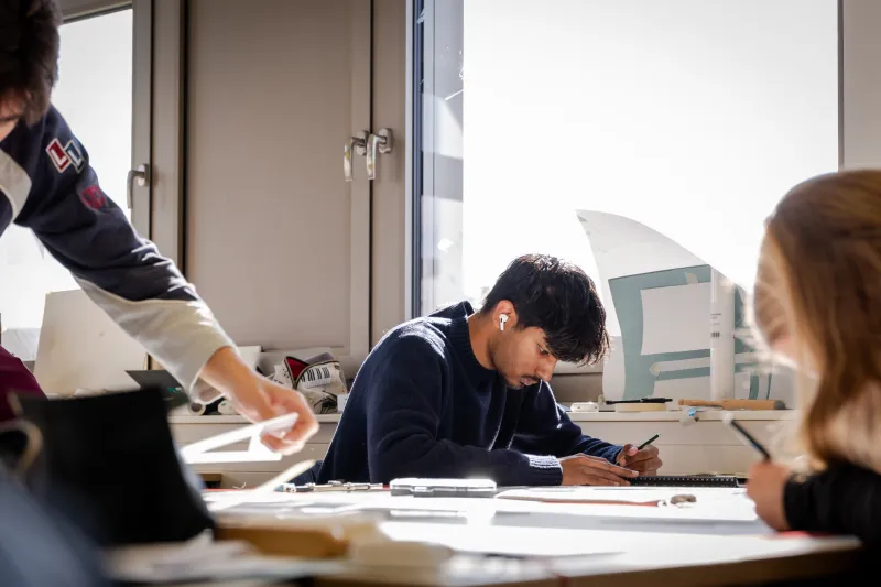 Architekturstudio Bauaufnahme Student zeichnet