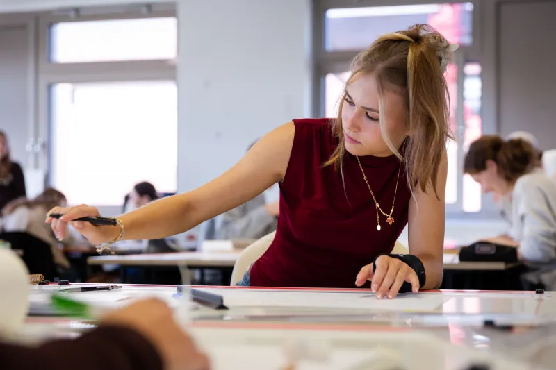 Architekturstudio Bauaufnahme Person zeichnet