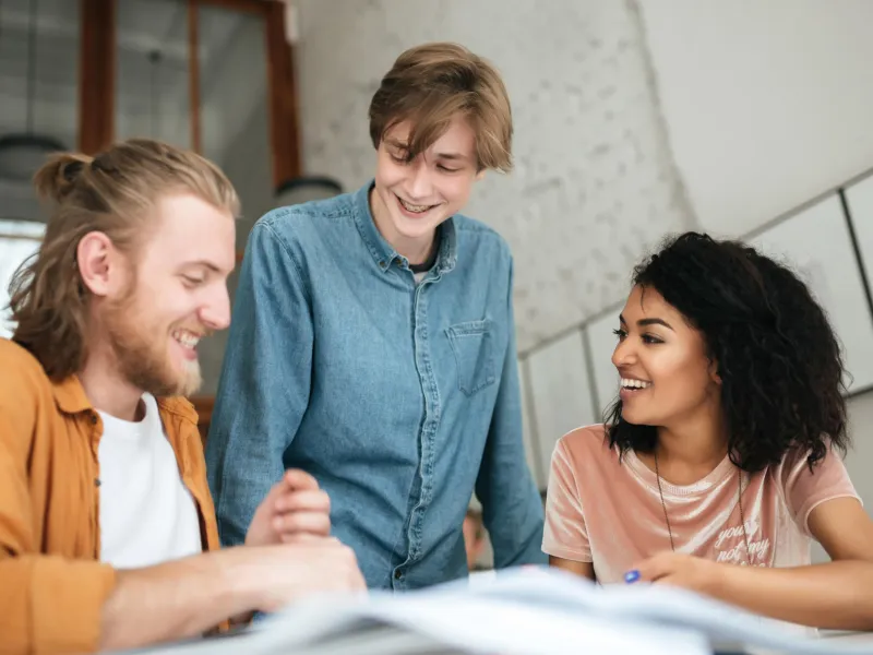 Drei Studierende im Gespräch