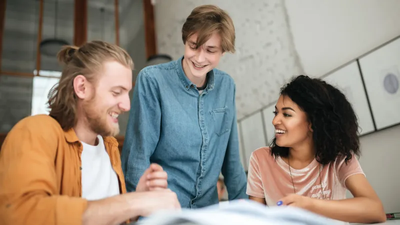 Drei Studierende im Gespräch