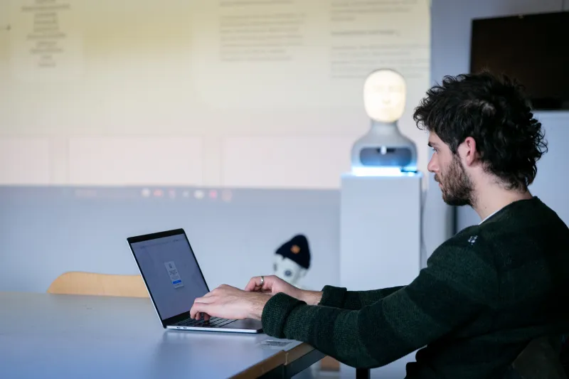 Social Robotic Lab, Person arbeitet am Laptop