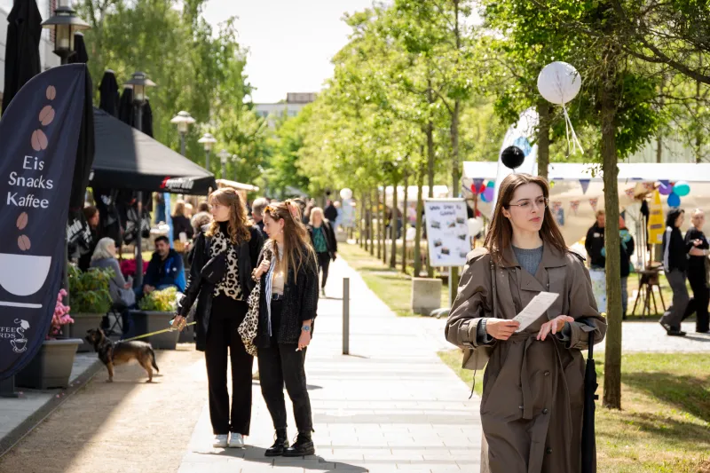 Besucher*innen zwischen Informationsständen beim Tag der offenen Tür der FH Potsdam