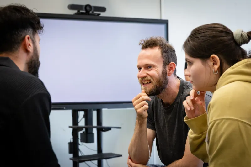 Internationale Studierende unterhalten sich