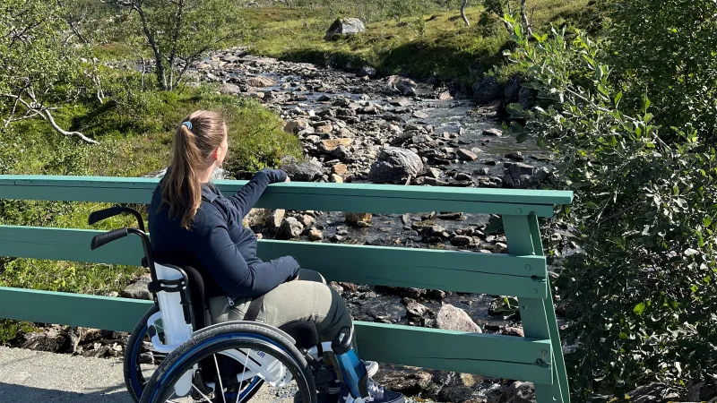 Lea auf einer Brücke mit Blick in die Landschaft