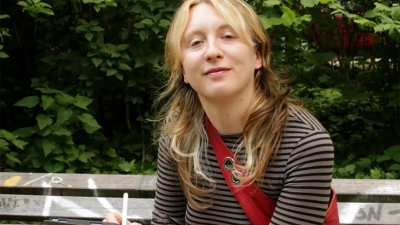 Marie Buschmann sitzend und illustrierend