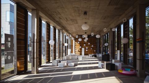 Solarpavillon mit Lampions geschmückt auf dem Campus der Fachhochschule Potsdam
