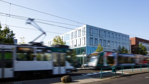 Tram-Haltestelle am Campus Kiepenheuerallee der FH Potsdam