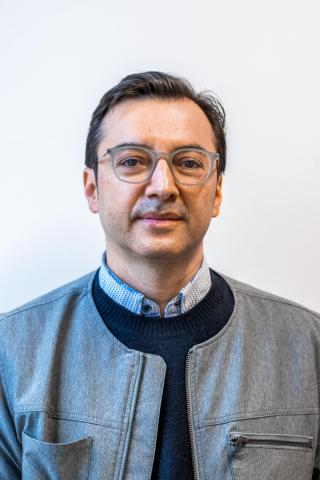 Portraitbild von Gastwissenschaftler Prof. Andrés Burbano