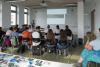 Eine Schülergruppe ist zu Besuch an der FH Potsdam und schauen sich über einen Beamer eine Präsentation zur Einführung in das Projekt "denkmal aktiv" an.