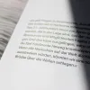Das Bild zeigt eine Seite mit zentriertem Textabsatz der Publikation CHARLOTTE FOREVER - Durch die Spuren von Charlotte Perriand