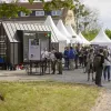 Blick auf das FHP Mobil beim Potsdamer Tag der Wissenschaften 2022 mit den Gründ*innen im Vordergrund