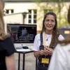 Rozsa Simon von precycle präsentiert zwei Schülerinnen ihr Konzept zum Thema Kunststoff Recycling