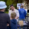 Dr. Alexander Scheidt zeigt einer Familie sein preisgekröntes KI-Lernspielzeug beim Potsdamer Tag der Wissenschaften 2022