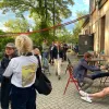 Sommer: Studierende vor dem Casino der FH Potsdam