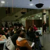 Vortrag vor der Medienwand im Foyer der FH Potsdam