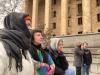 Personengruppe vor dem Parlament in Tiflis