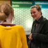 Peggy Ködel, Projektkoordinatorin der Fernweiterbildung Archiv, im Gespräch mit einer interessierten Besucherin