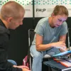 Beatrice Jurth und Nico Beyer besprechen sich zu einer interaktiven Präsentation zu den 4 Weiterbildungsangeboten der Fernweiterbildung Archiv