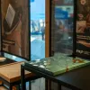 Detailfoto einer Ausstellung von Arbeiten aus der Konservierung und Restaurierung der Fachhochschule Potsdam im FHP Mobil