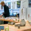 Foto von 3D gedruckten Entwürfen zum Thema Stadtmöblierung aus dem Transferprojekt "Public Domain – Möbel für Draußen"