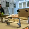 Foto von 3D gedruckten Entwürfen zum Thema Stadtmöblierung aus dem Transferprojekt "Public Domain – Möbel für Draußen"