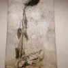 Anselm Kiefer: Sol Invictus 1995, große Leinwand mit abstrakter Darstellung einer dunklen, vertikal verlaufenden Form und zahlreichen schwarzen Punkten auf hellem Grund.