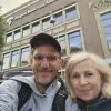 Robert Fischbach und Annette Dreier vor dem Gebäude der Hogeschool van Amsterdam mit sichtbarem Schriftzug und mehreren Fenstern.