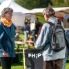 Foto von Dipl.-Rest. Tjalda Eschebach im Gespräch mit einem Besucher auf dem Potsdamer Umweltfest 2025