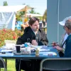 Foto von Dipl.-Rest. Ilja Miller im Gespräch mit Besucherinnen und Besuchern auf dem Potsdamer Umweltfest 2025