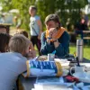 Foto von Dipl.-Rest. Tjalda Eschebach beim Lösen der Mitmachaktionen mit Kindern auf dem Potsdamer Umweltfest 2025