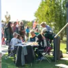 Foto von Kindern und ihren Eltern beim Lösen der Mitmachaktionen der Konservierung und Restaurierung auf dem Potsdamer Umweltfest 2025