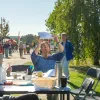 Foto von Prof. Dr. Angelika Rauch mit einer Besucherin beim Bearbeiten Mitmachaktionen auf dem Potsdamer Umweltfest 2025