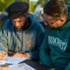 Foto von zwei Alumni der Konservierung und Restaurierung der Fachhochschule Potsdam beim Bearbeiten der Mitmachaktionen auf dem Potsdamer Umweltfest 2025