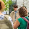 Foto von Prof. Silvia Knüppel im Gespräch mit interessierten Besucher*innen im Rahmen des Potsdamer Tags der Wissenschaften 2026